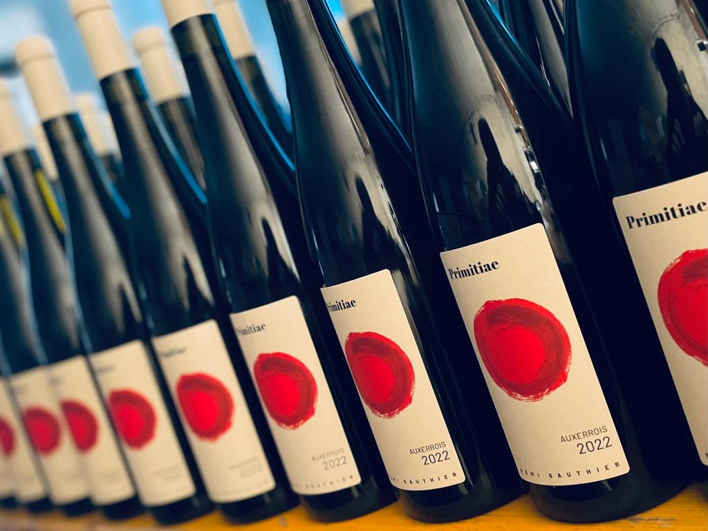 Plusieurs bouteilles d'Auxerrois AOC Moselle